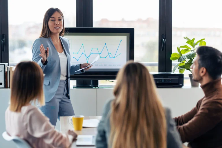 profesora dando clase de comunicación y marketing