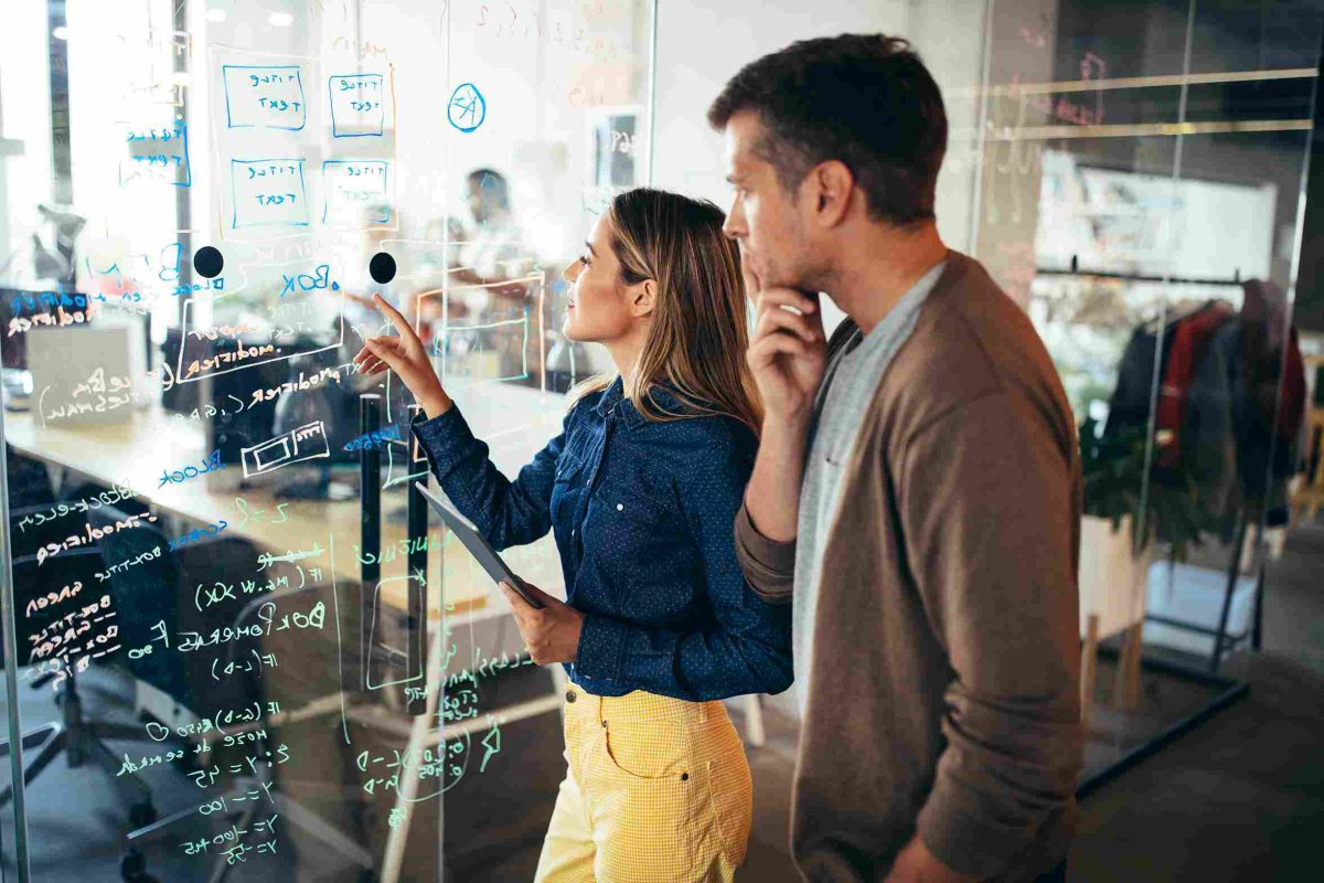 dos perosonas analizando canales de venta