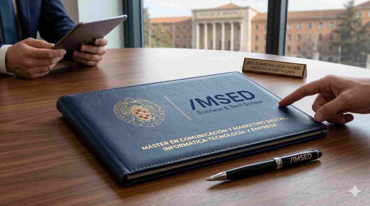 Primer plano de un diploma de máster oficial en piel, abierto, mostrando los logotipos de la Universidad Complutense de Madrid (UCM) y de IMSED Business & Tech School co-brandeados en una mesa de conferencias con vista al campus.