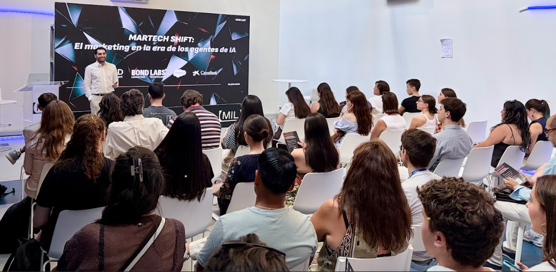 Profesionales analizando soluciones de IA aplicada al marketing, automatización, datos y agentes inteligentes en un entorno MarTech